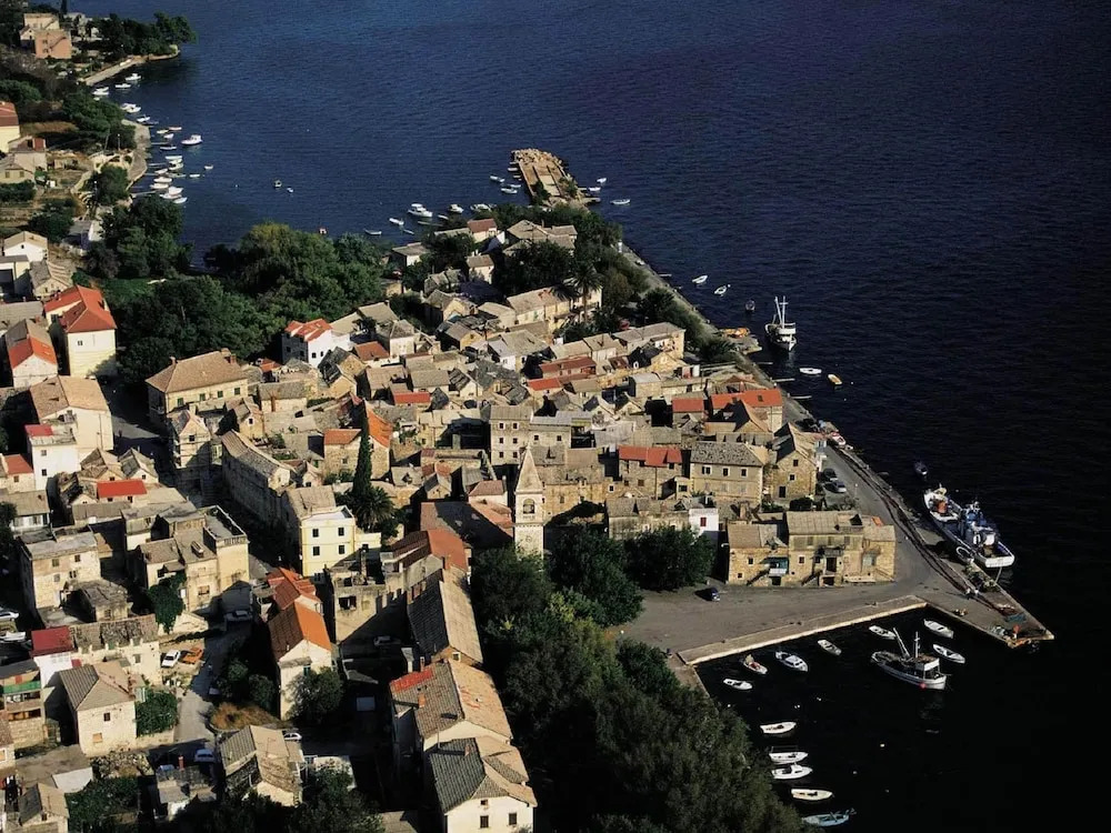 Luxurious Villa in Kaštel Gomilica with Pool