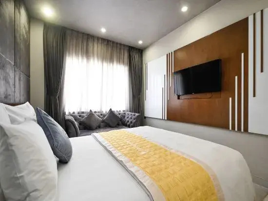 HANZ The Moon Hotel 1