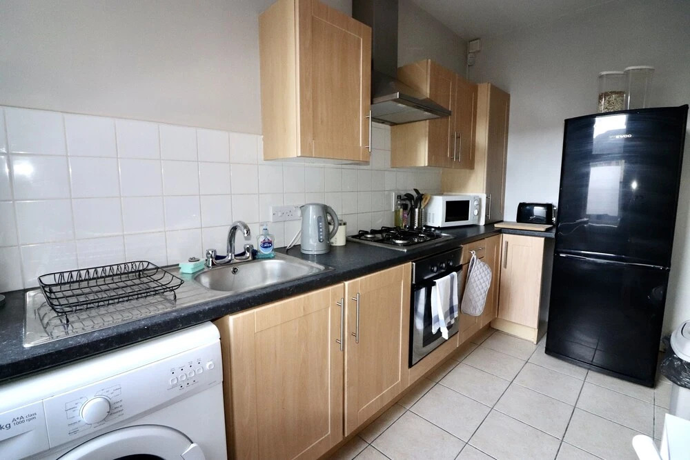 Sleeps 4 only 5 min by taxi