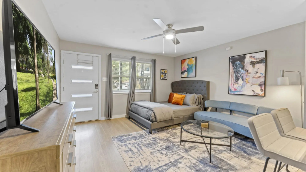 Cozy Efficiency Studios Close to Downtown and Domain