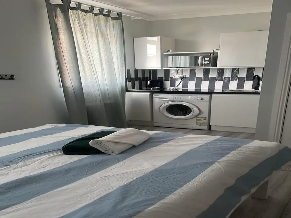 Apartment - Sleeps 2 - Acton Park & Stn Close