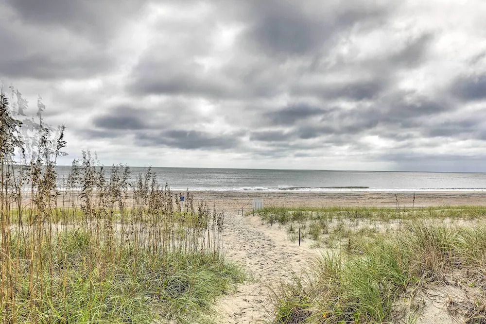 Pet-friendly Townhome, 2 Blocks to Atlantic Beach!