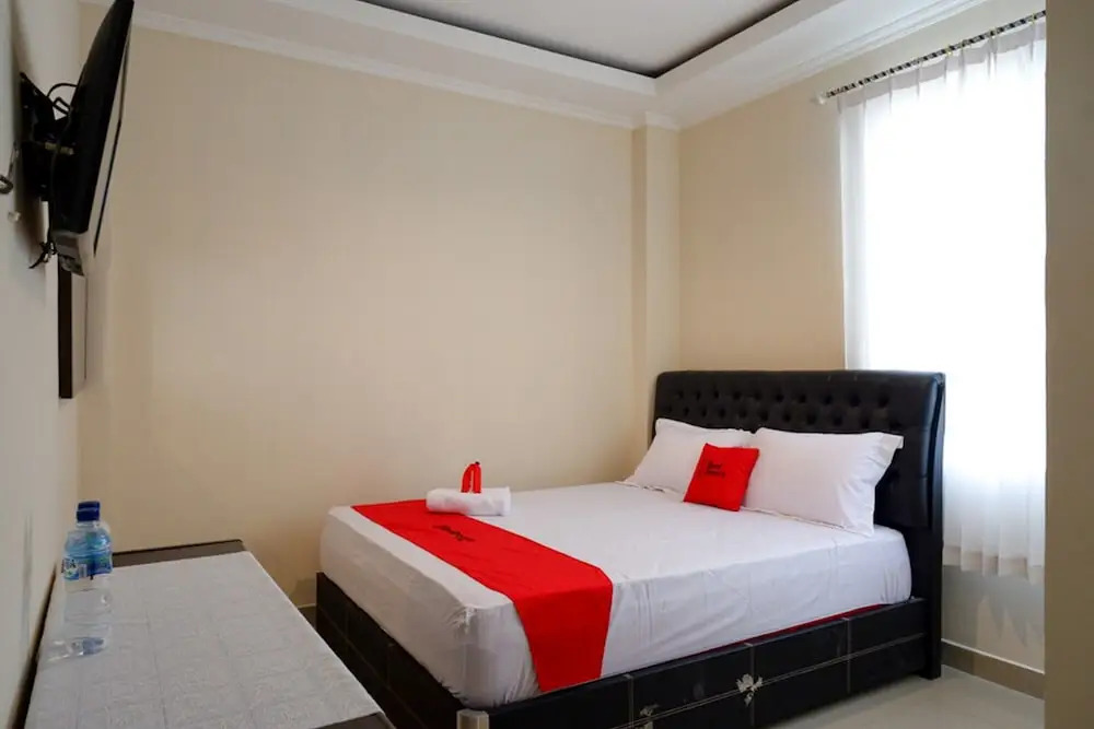 RedDoorz near Millenium Waterpark Palu
