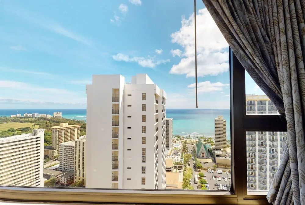 36th Floor Deluxe Ocean View Condo with Free Parking & Wifi
