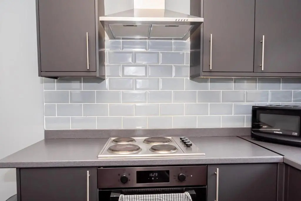 Shirley House 3, Guest House, Self Catering, Self Check in with Smart Locks, Use of Fully Equipped Kitchen, close to City Centre, Ideal for Longer Stays, Walking Distance to BAT, 20 min Drive to Fawley Refinery, Excellent Transport Links