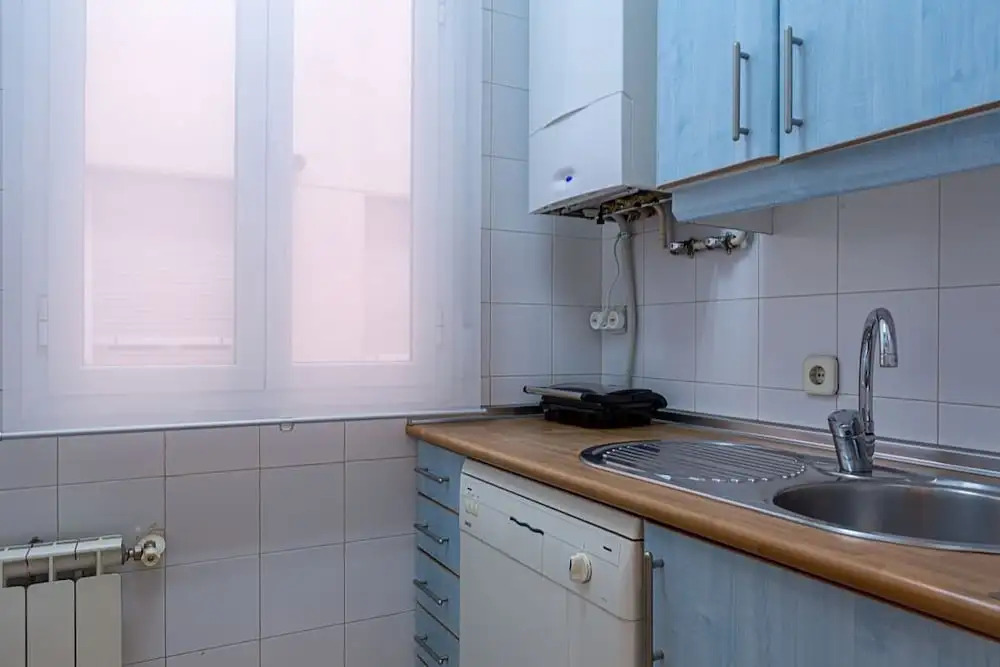 Cute 1 Bed Flat w Balcony, 2 min to Metro