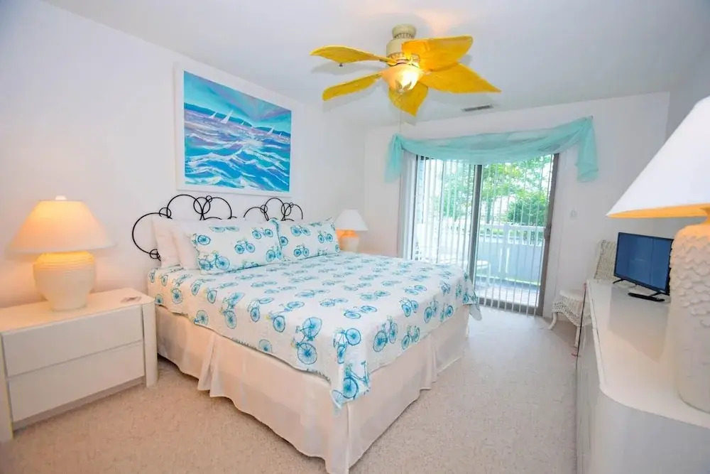 Harbour Club G7 2 Bedroom Condo by RedAwning