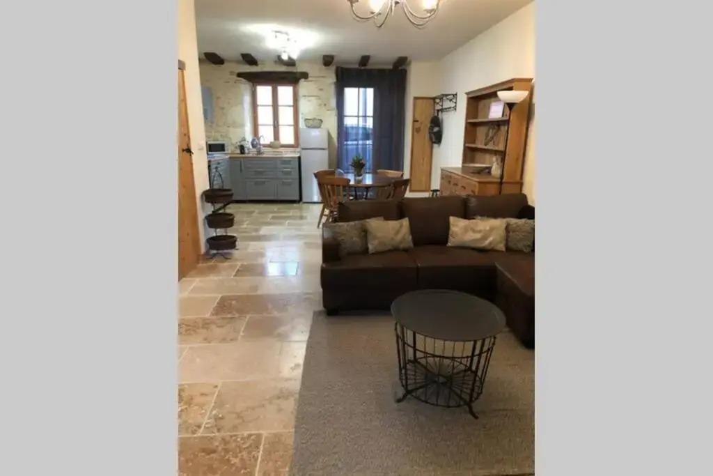 Beautiful Eymet Bastide house & courtyard garden