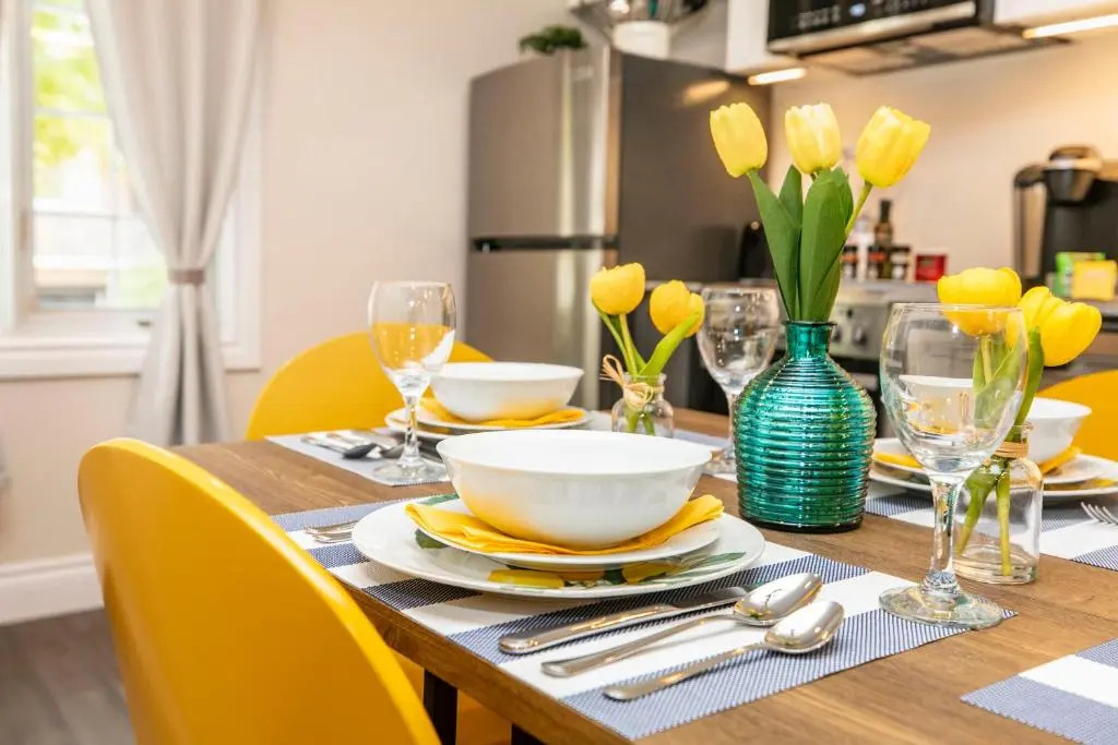 Luxury 1 BR With King Bed - Near Byward Market