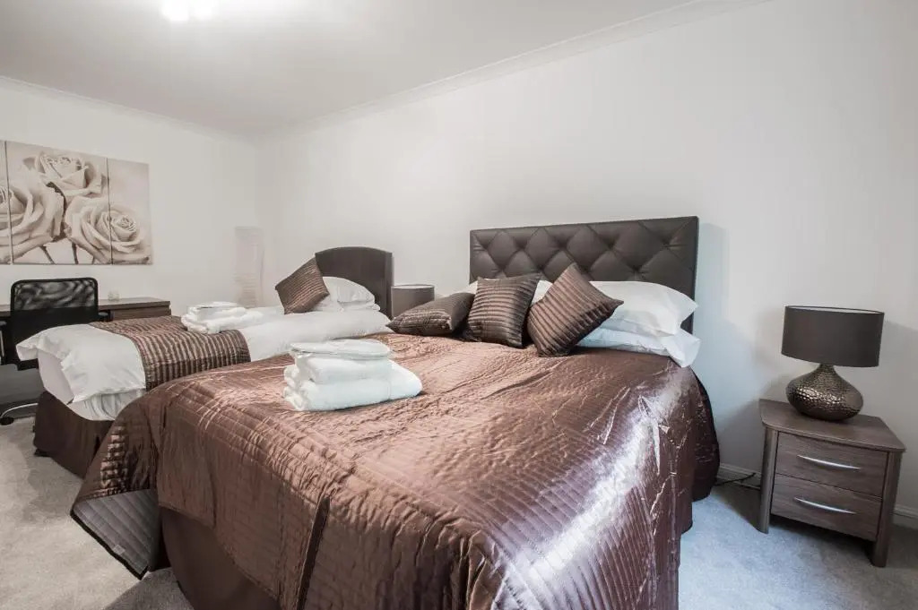 Orange Town House - Shaw Road, Only 6 Minutes to City Centre