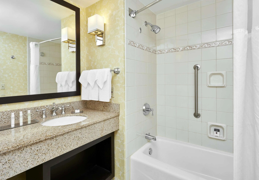 DoubleTree by Hilton Charlotte Gateway Village
