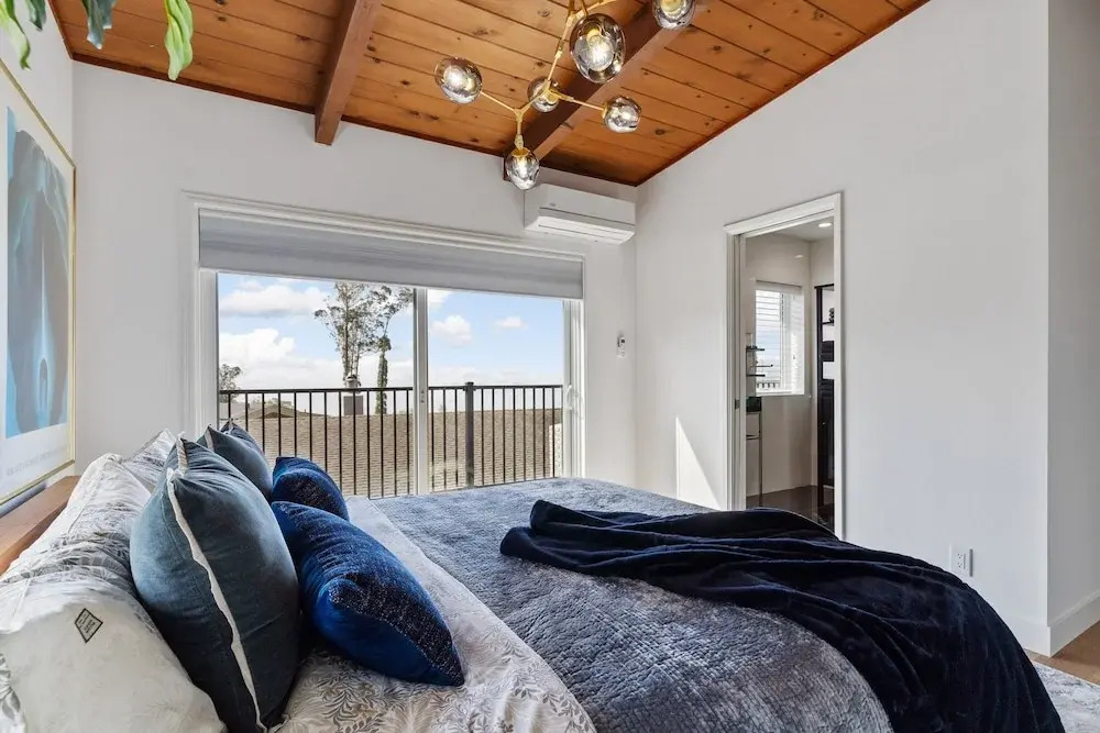 180-Degree Ocean Views Deck + Hillside
