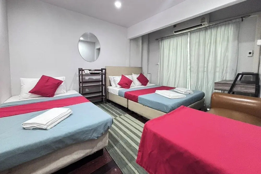 Sunshiny-BB Hostel near Punnavithi BTS station