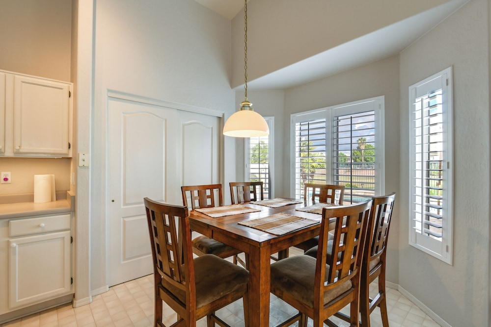 Pool & Golf Course Views: Family Home in Gilbert