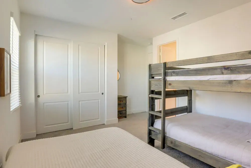 2 Mi to Fantasy Springs Casino: Lakefront Retreat!