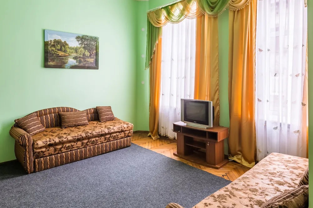 Three rooms in the center on Kulisha