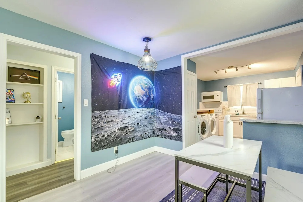 6 Mi to Med Center & NRG Stadium: Houston Home