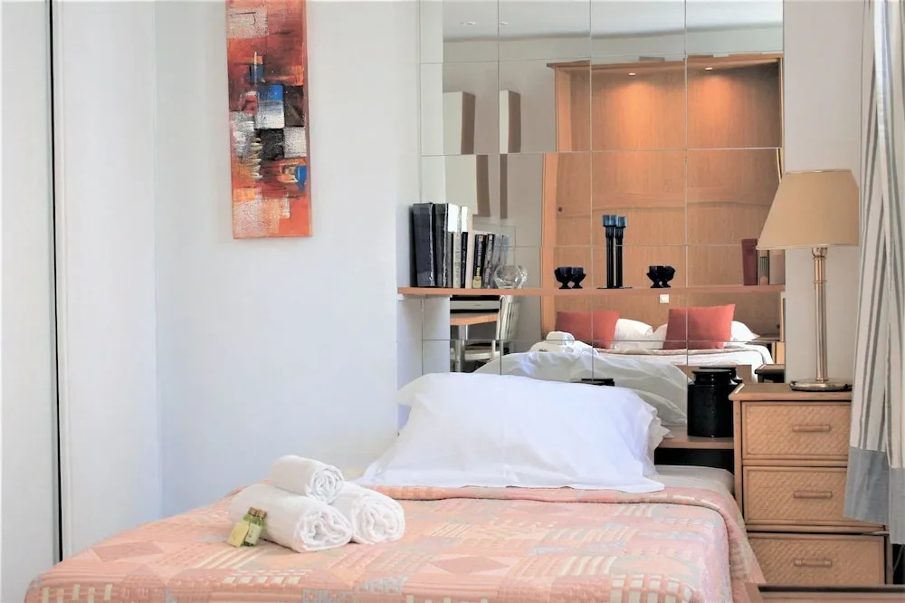 Central Studio with 2 Double Beds
