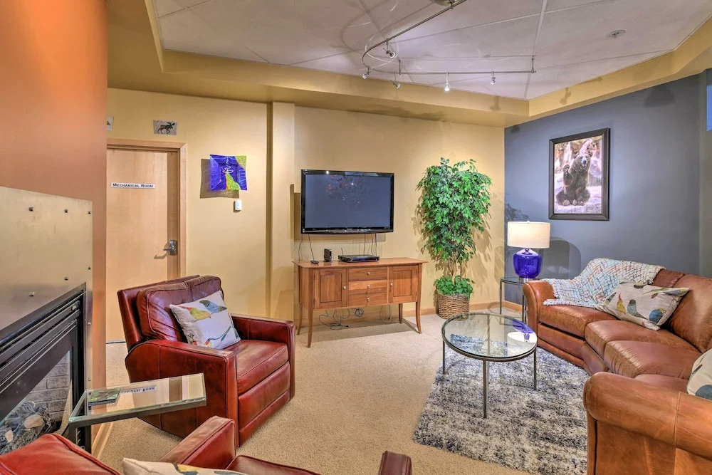 Idyllic Dtwn Anchorage Condo w/ Fireplace!