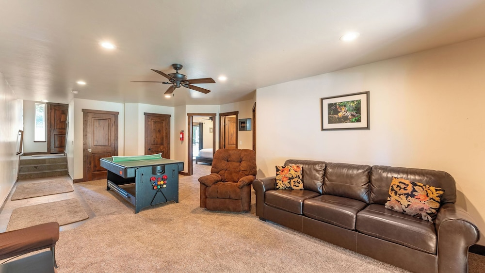 10mins to Lake Hot Tub, Game Room, Forest Views Meyers Meadow by Avantstay