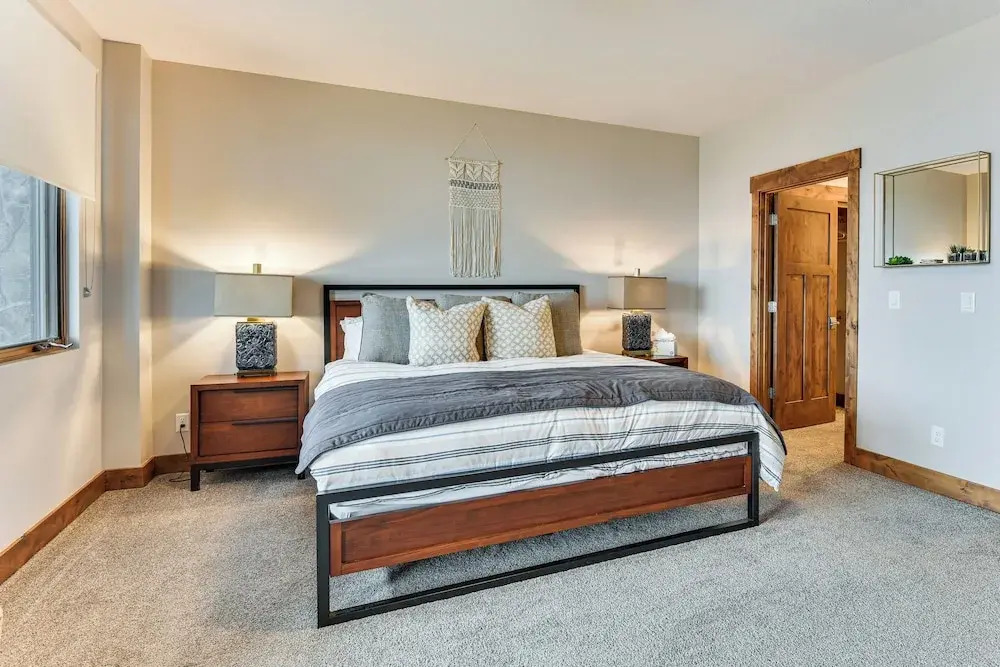 Luxe Eden Gem w/ Hot Tub: 6 Mi to Powder Mountain!