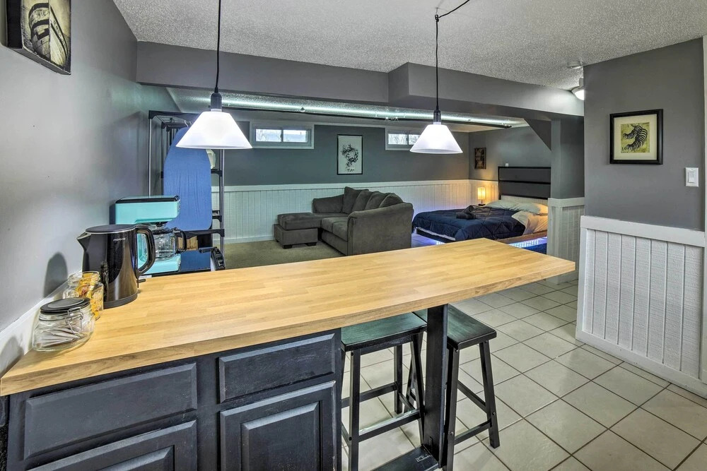 Portage Studio: 11 Miles to Indiana Dunes!
