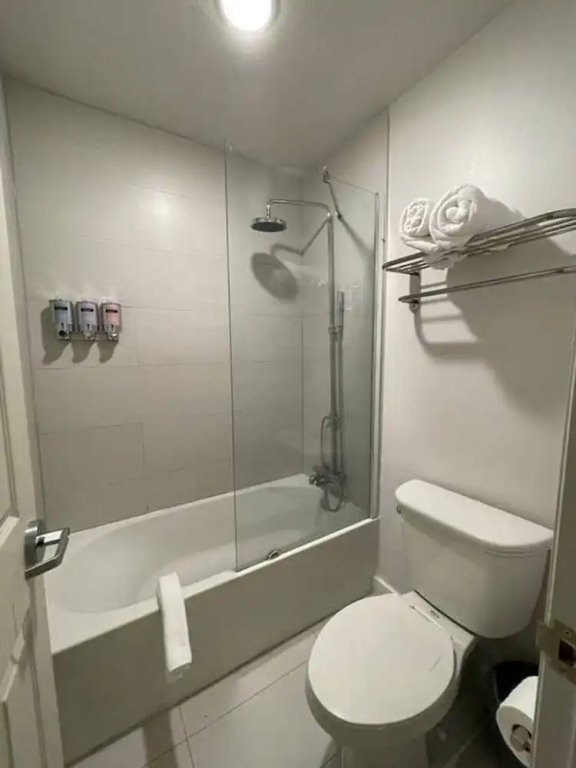 Newly Renovated Room in Cozy Hotel Near Disney