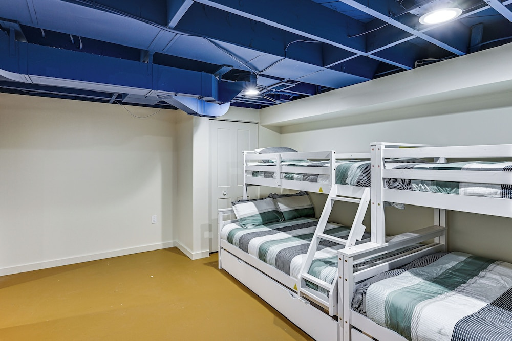 Wake Up the Echoes! Notre Dame Game Day Base