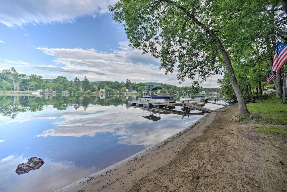 Riverfront Escape w/ Dock: 19 Mi to Saratoga!