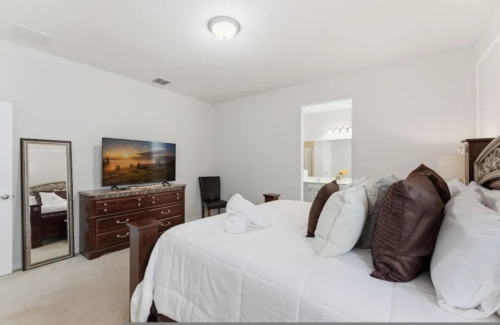 Luxurious 5-bedroom House With Pool Near Disney World - Perfect for Your Family 2613