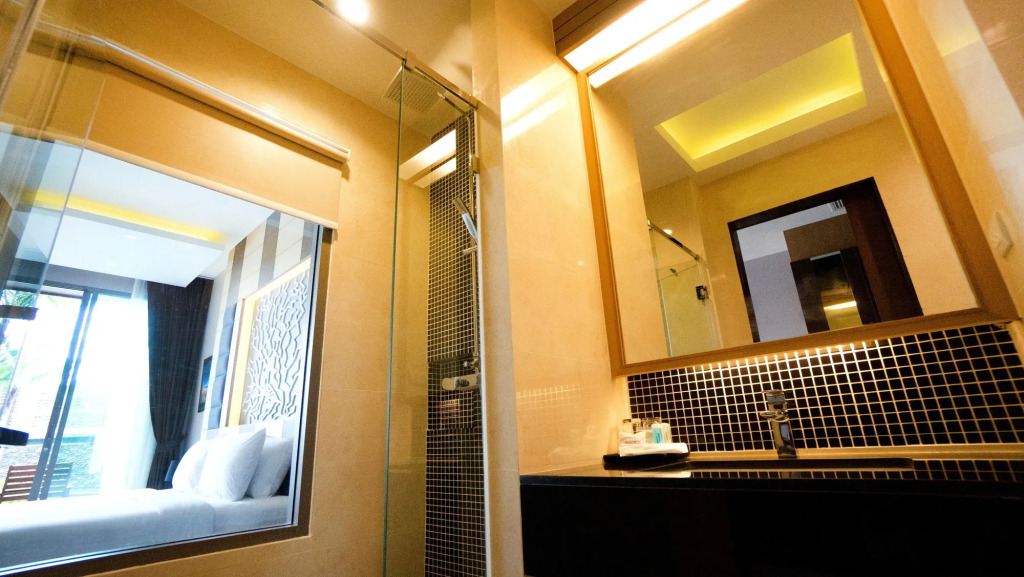 Aqua Resort Phuket - Near Beach and Chalong Pier