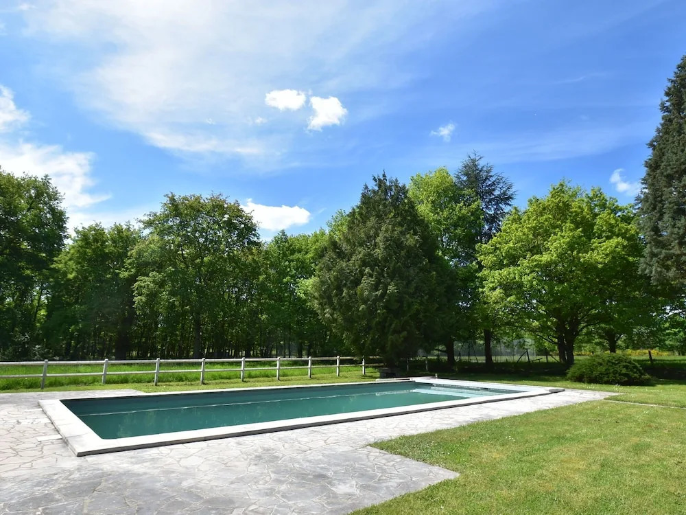 Unique Holiday Home With Pool in Combreux Centre