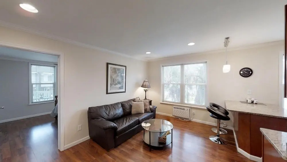 King Street 1 bedroom suite walk to Historic Downtown apts