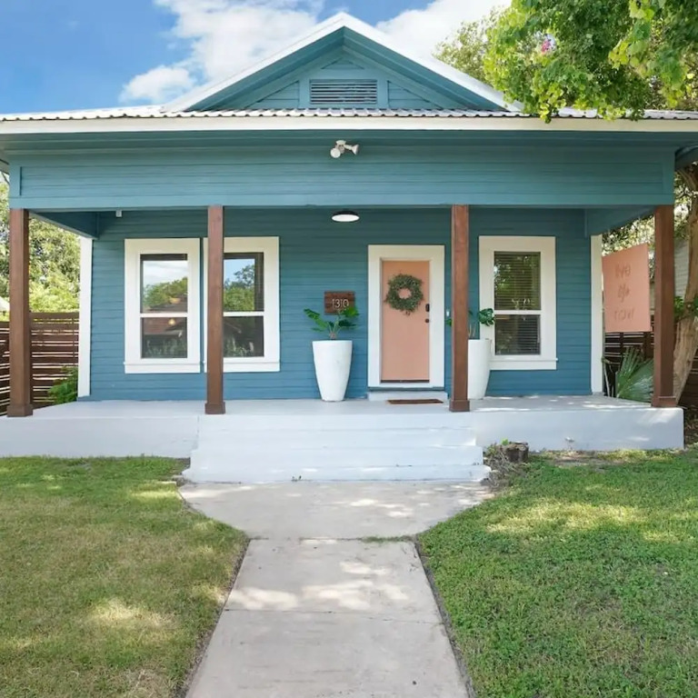 Amazing Fully Fenced Home Only 1 7 mi to Downtown