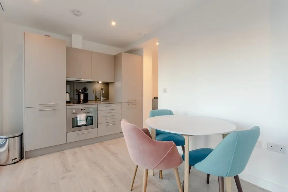 Modern 1 Bedroom Apartment With Views in Stratford