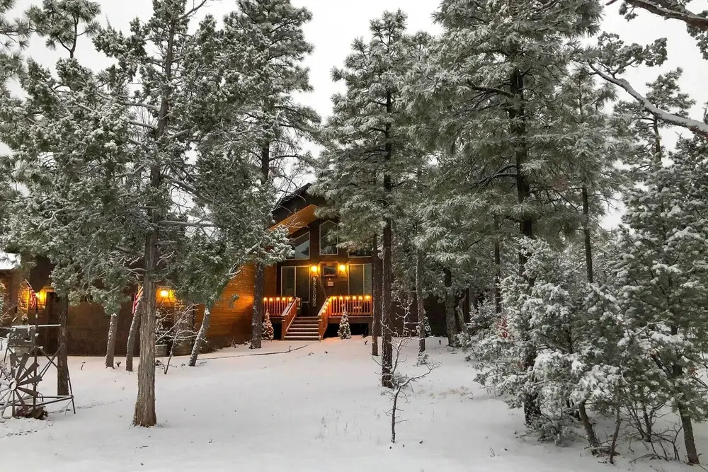 Hot Tub & Ponderosa Views! Luxe Cabin in Lakeside