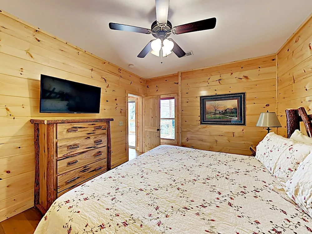 New Listing! Gorgeous W/ Mountain Views 3 Bedroom Cabin
