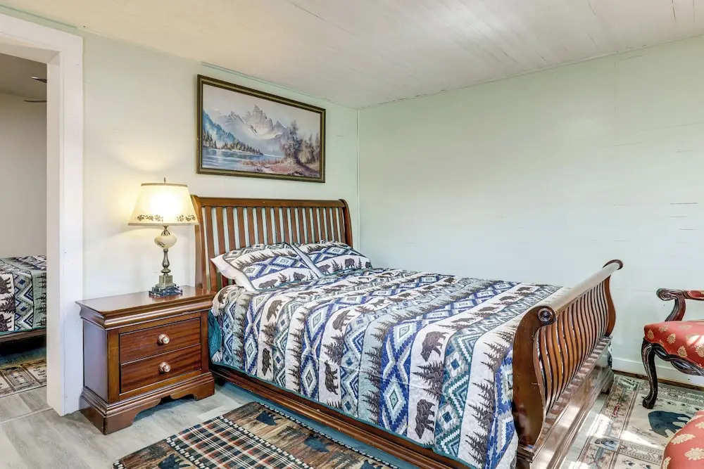 2 Mi to Great Smoky Mtns NP! Cozy Cabin Retreat