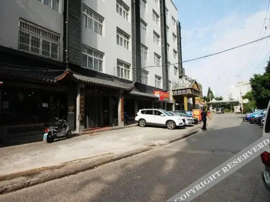 Huaren Hotel (Shanghai Wujiaochang Metro Station)