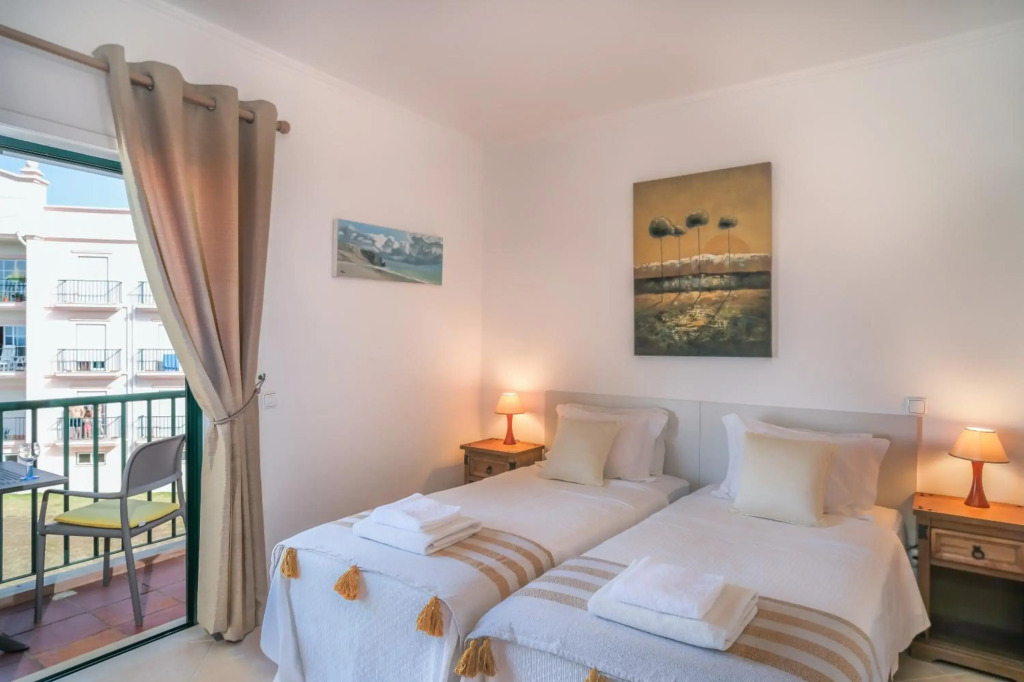 Top-floor 2 BR holiday home with sea view and pool