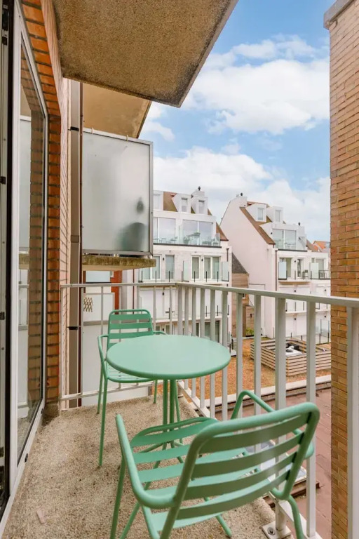 Huswell - Bright Stylish Apartment With Balcony