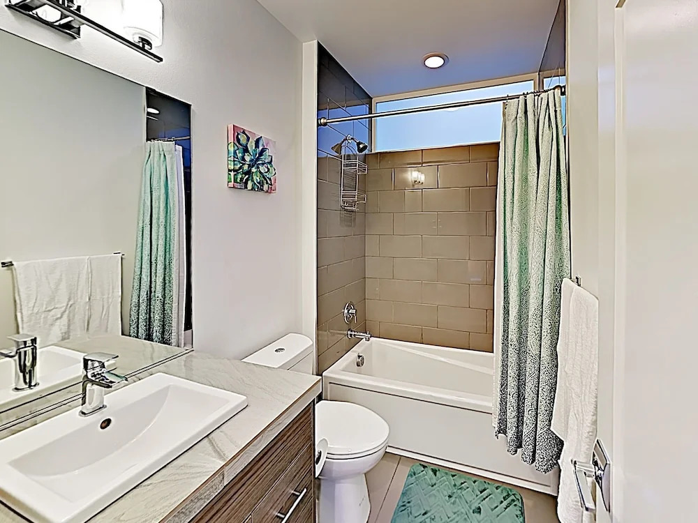 Chic Capitol Hill Townhome W/ Rooftop Deck & AC Townhouse