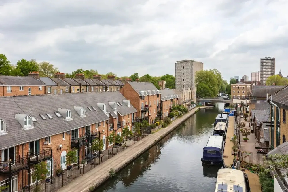Bright 2 Bedroom Apartment Near Victoria Park