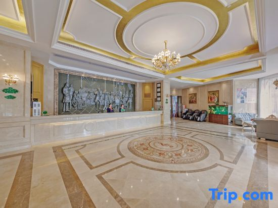 Vienna Hotel (Nandan Dongtian Jiuhai Scenic Area Jinfurong Square Branch)