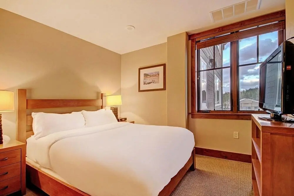 Spacious 4 Bedroom  Steps From Winter Activities Condo by RedAwning