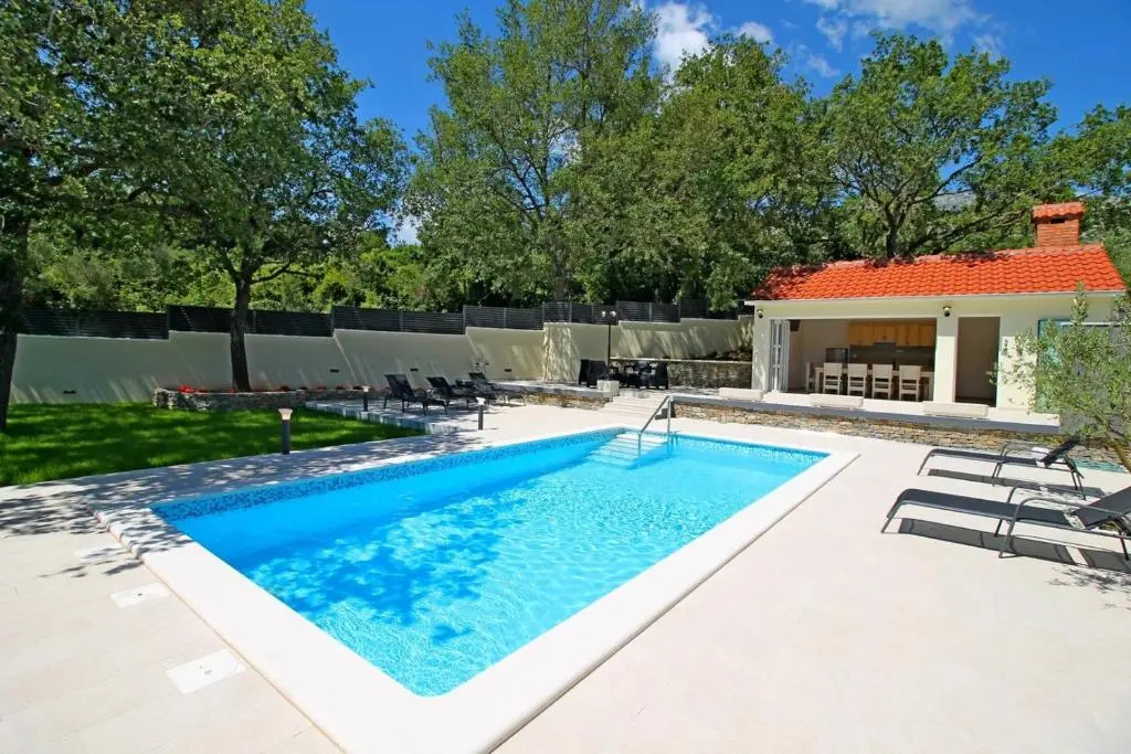 VILLA SKURA private heated pool 32m2, summer kitchen, 4 bedrooms, garden