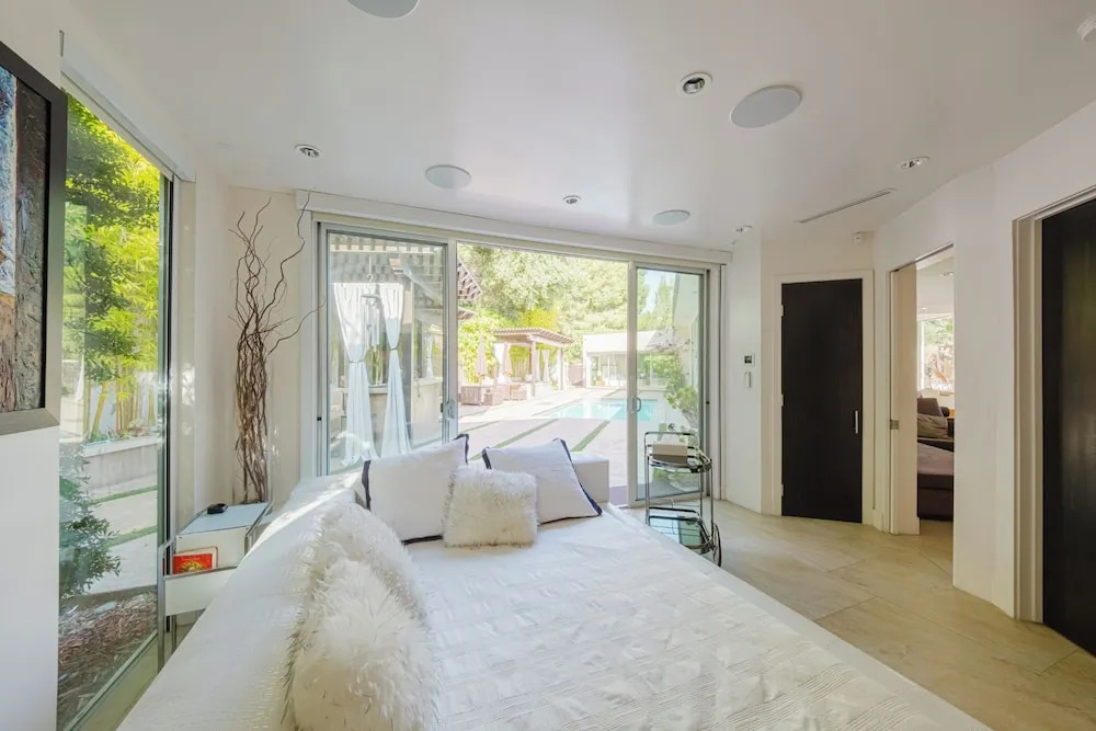 Zen Estate - Luxurious 5BR Beverly Hills Sanctuary With Pool & Canyon Views