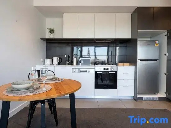 Modern 2B Apt with Views Near Swinburne University