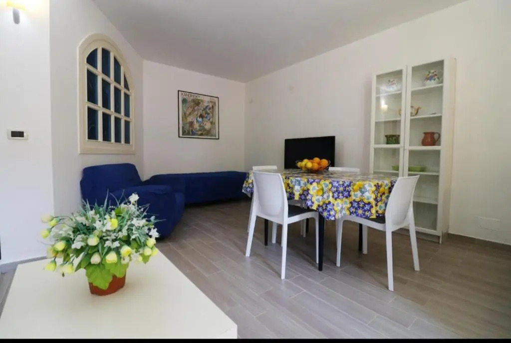 2 bedrooms appartement with enclosed garden and wifi at Palermo 1 km away from the beach