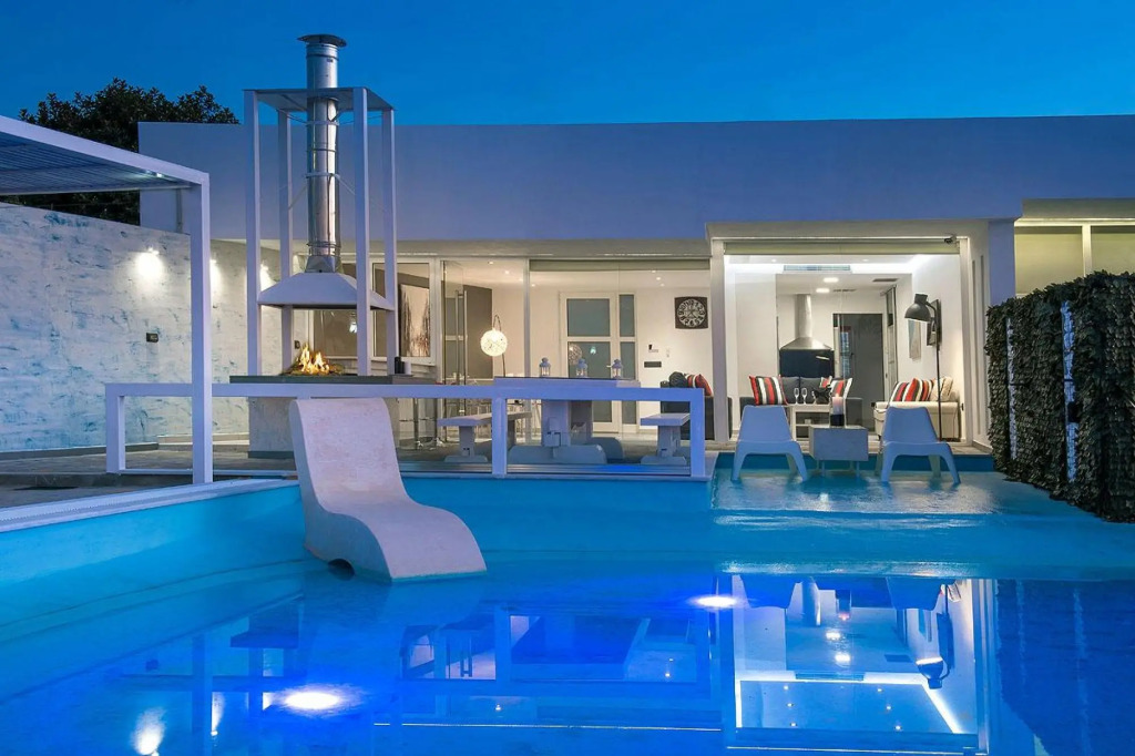 Amazing 4 bedroom villa very close to the beach